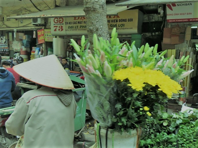 flowerseller hanoi old town