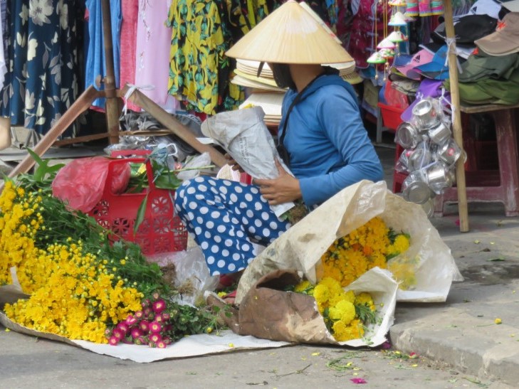 hanoi street life women selling flowers