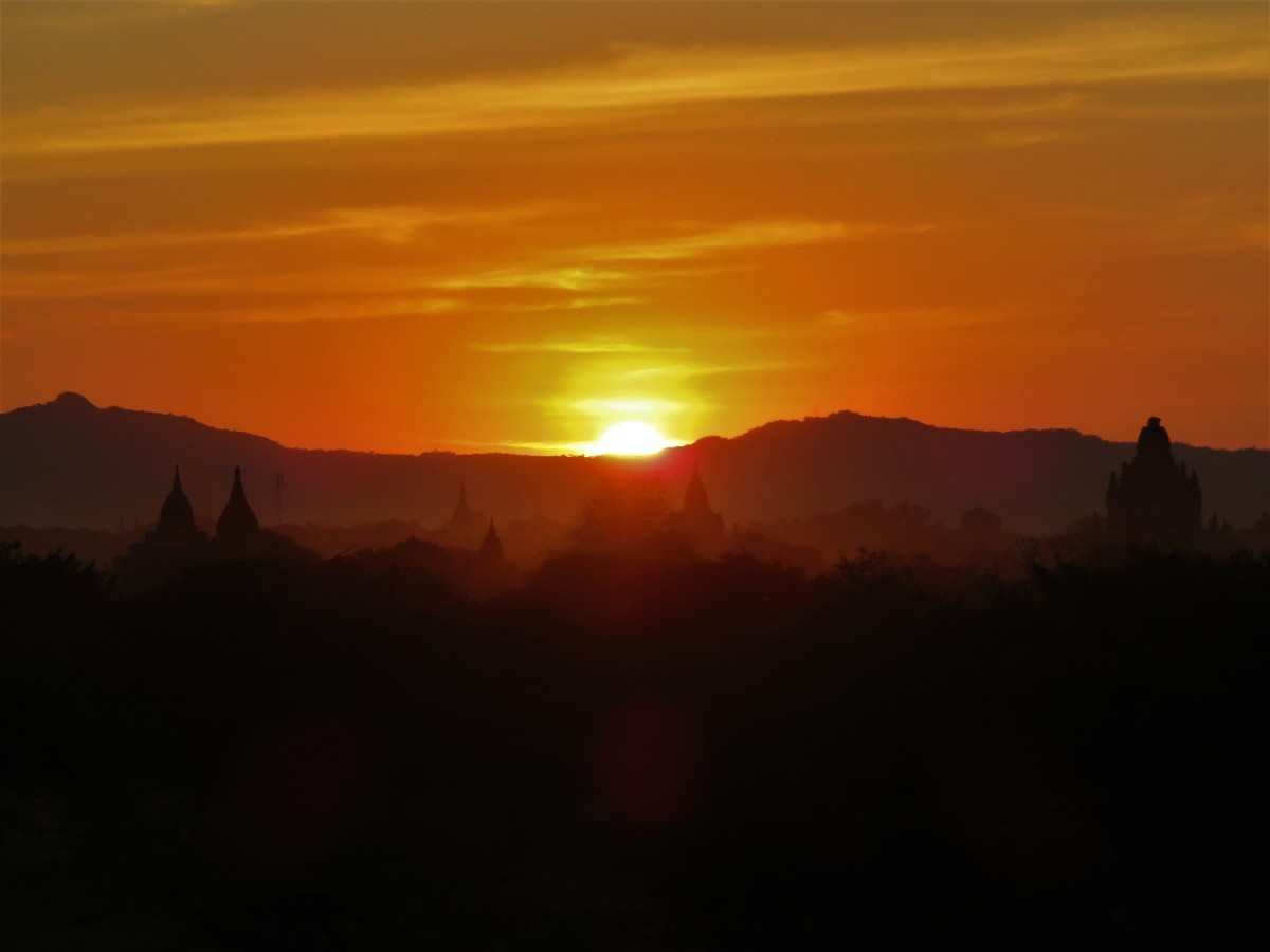 Bagan with kids: sunset with temples