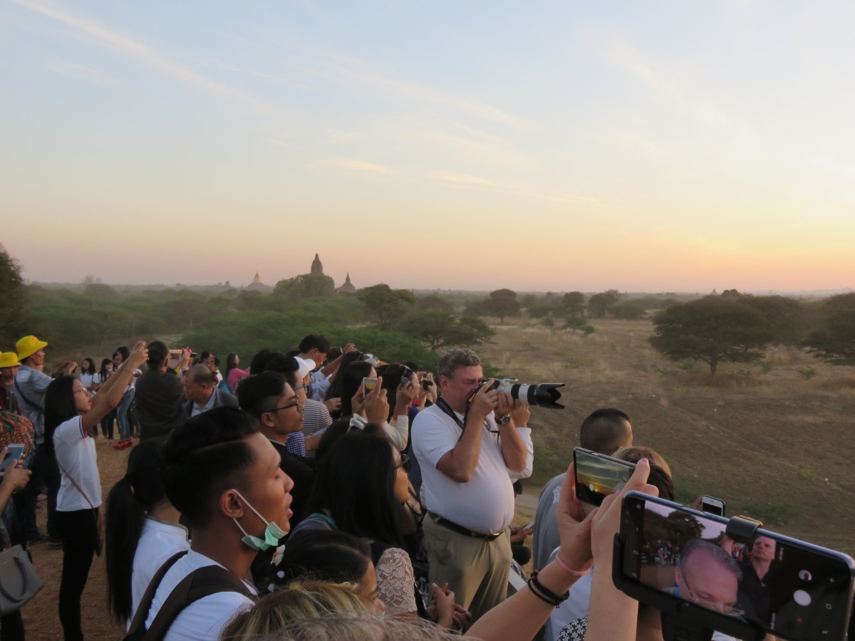 Bagan with kids: crowds at sunset