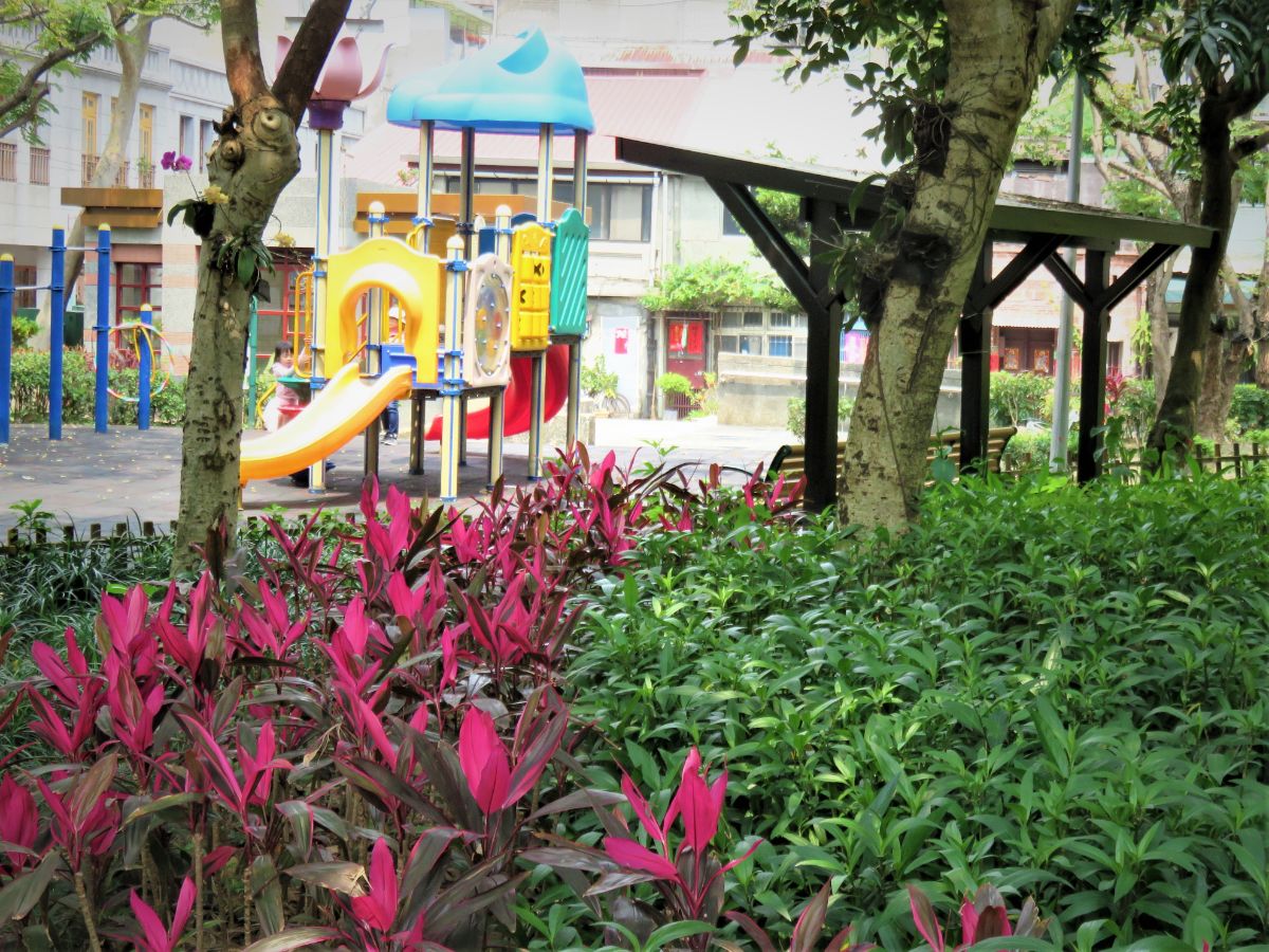 park in Dadaocheng with play area